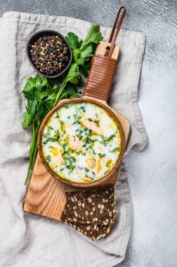 Somon ve patatesli kremalı balık çorbası. Gri arkaplan, üst görünüm