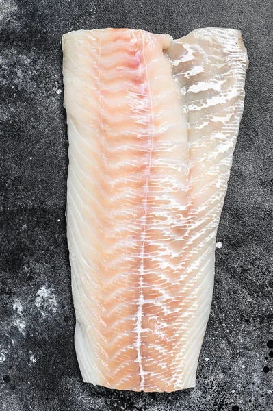 挪威生鱼片 鳕鱼鱼片 黑色背景 顶部视图 — 图库照片