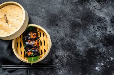 Bambu buharlı buharda pişmiş hamur tatlısı. Siyah arka plan. Üst Manzara. Boşluğu kopyala.