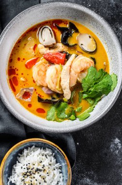 Tom yam kong ya da Tom yum, baharatlı berrak çorba. Tom Yam. Siyah arka plan. Üst görünüm.