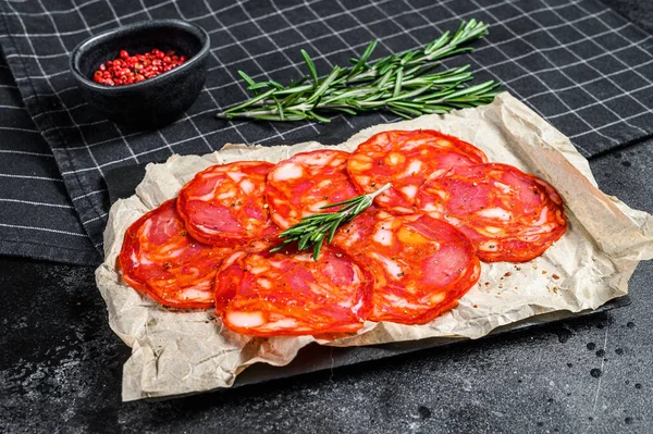 Geleneksel salamlı sucuk. Siyah arka plan. Üst görünüm.