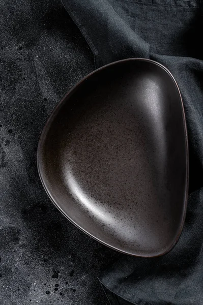 Siyah arka planda siyah plaka üçgen şeklinde. Üst Manzara. Boşluğu kopyala.