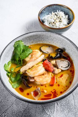 Tom karides ve hindistan cevizi sütlü çorba. Gri arka plan. Üst görünüm.