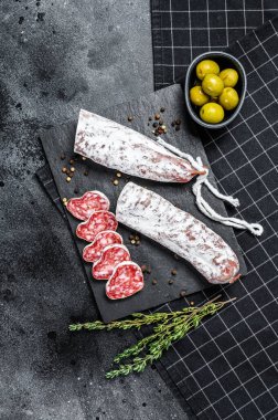 İspanyol kuru salam sosisi Fuet. Siyah arka plan. Üst görünüm.