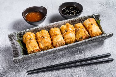 Kızarmış börek. Beyaz arka plan. Geleneksel Çin mutfağı. Üst görünüm.