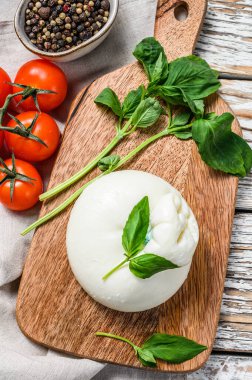 İtalyan mozzarella Burrata peyniri ve fesleğen yaprağı. Caprese salatası. Beyaz arka plan. Üst görünüm.