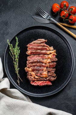Biberli ızgara biftekli biftek. Siyah arka plan. en üstteki görünüm.