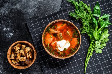 Rus spesiyali Borsch çorbası, pancar ve ekşi krema. Siyah arka plan. Üst görünüm.
