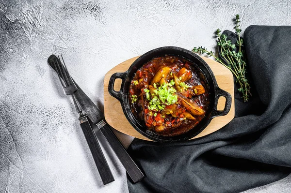 Gebackene Auberginen Tomatensauce Grauer Hintergrund Ansicht Von Oben — Stockfoto