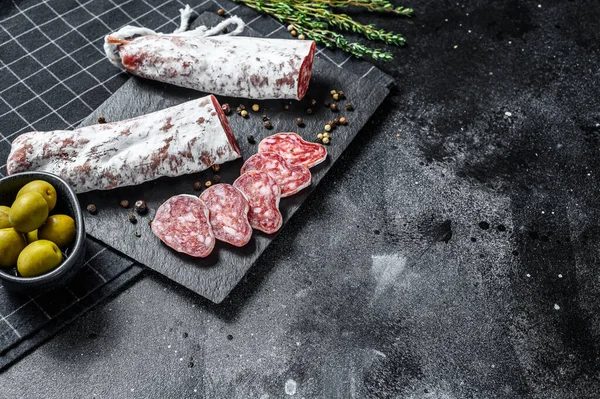 Fuet Salami Gesneden Plakjes Rozemarijn Traditionele Spaanse Worst Zwarte Achtergrond — Stockfoto