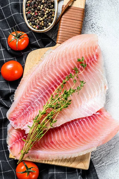 Telapia Filet Auf Einem Schneidebrett Mit Thymian Und Rosa Pfeffer — Stockfoto