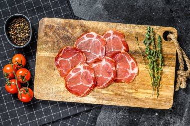 Çiğ tütsülenmiş et Jamon Lomo. Siyah arka plan. Üst görünüm.