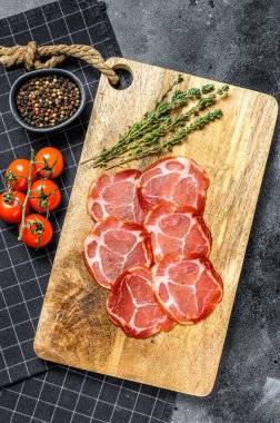 Çiğ tütsülenmiş et Jamon Lomo. Siyah arka plan. Üst görünüm.