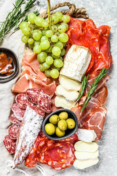 Antipasto Platter Carne Fria Com Uvas Presunto Presunto Fatias Carne — Fotografia de Stock