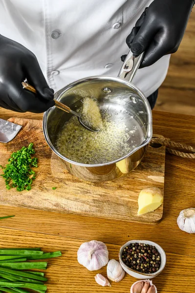 Chef Luvas Pretas Prepara Legumes Fritos Conceito Cozinhar Alimentos Orgânicos — Fotografia de Stock