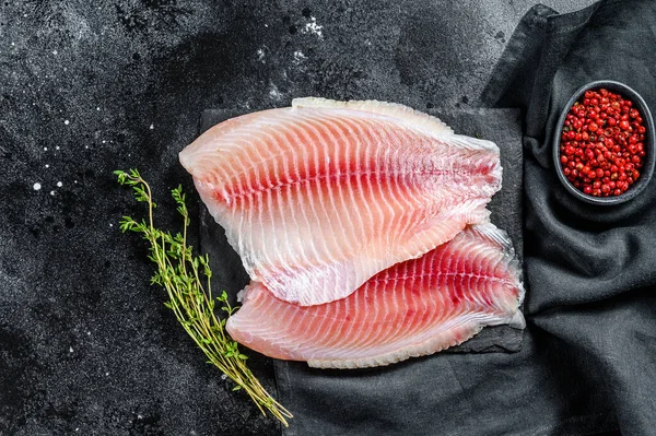 Filé Telápia Cru Uma Tábua Corte Com Tomilho Pimenta Rosa — Fotografia de Stock