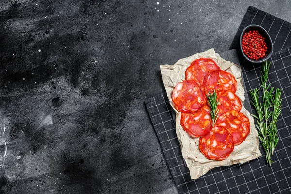 Geleneksel salamlı sucuk. Siyah arka plan. Üst Manzara. Metin için boşluk.