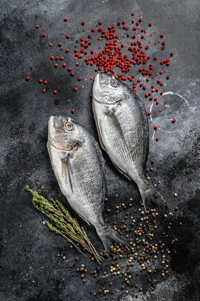 Dorado Meeresfische Mediterrane Küche Gesundes Kochkonzept Schwarzer Hintergrund Ansicht Von — Stockfoto