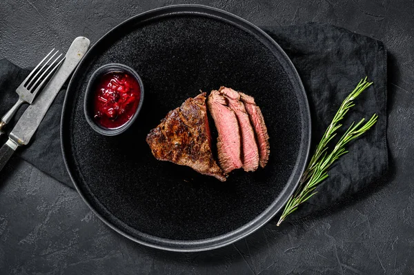 Nakrájený Grilovaný Filet Mignon Steak Hovězí Svíčková Černé Pozadí Horní — Stock fotografie