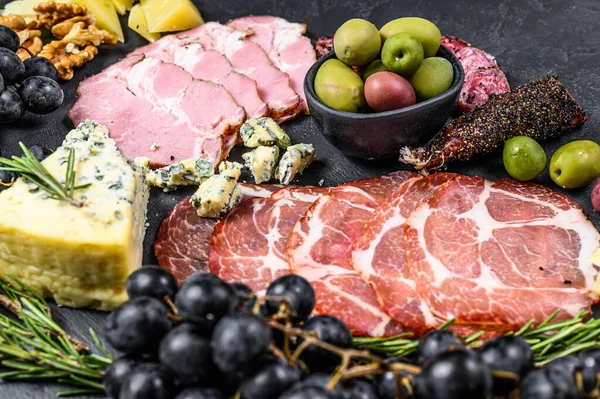 Antipasto Tipico Italiano Con Prosciutto Prosciutto Formaggio Olive Fondo Nero — Foto Stock