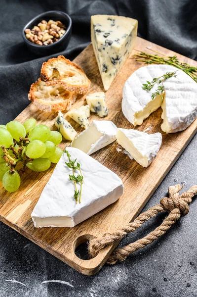 Sajttál Camembert Tel Brie Vel Kék Sajttal Szőlővel Dióval Fekete — Stock Fotó