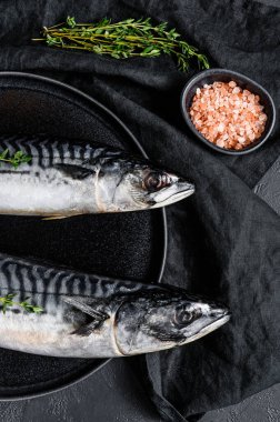 Kekik ve pembe tuzlu uskumru balığı. Taze deniz ürünleri. Siyah arka plan. Üst görünüm.
