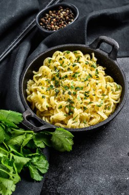 Kavanozda soya etiyle hazır şehriye. Vejetaryen yemeği. Siyah arka plan. Üst görünüm.