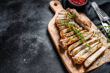 Izgara domuz pirzolası. Organik et. Siyah arka plan. Üst Manzara. Boşluğu kopyala.