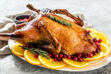 Portakal ve Rosmarina ile doldurulmuş fırında ördek. Kutlama masası. Gri arka plan. Üst görünüm.