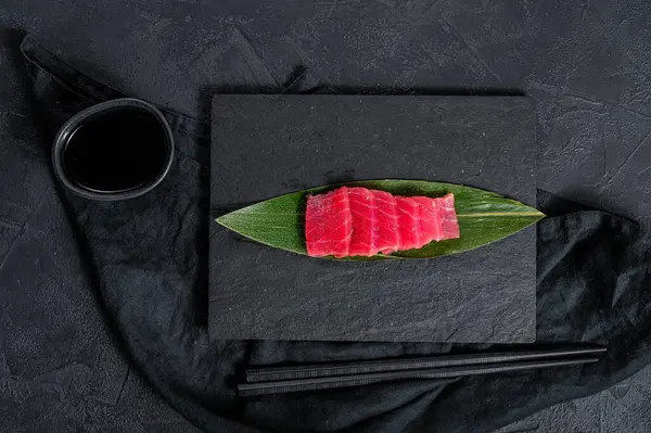 Frischer Roher Sashimi Thunfisch Auf Einem Steinbrett Schwarzer Hintergrund Ansicht — Stockfoto