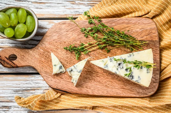 Triângulo Queijo Azul Com Uvas Fundo Madeira Branco Vista Superior — Fotografia de Stock