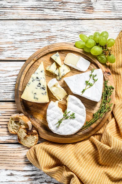 Assiette Camembert Brie Fromage Bleu Raisin Fond Bois Blanc Vue — Photo