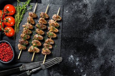 Tavuk kalpli ızgara şiş kebap. Siyah arka plan. Üst Manzara. Boşluğu kopyala.