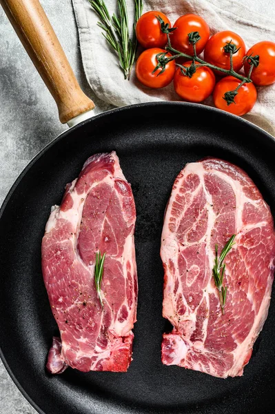 Bife Porco Uma Frigideira Carne Quinta Marmorizada Fundo Cinzento Vista — Fotografia de Stock