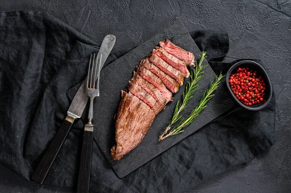 Steak Bœuf Marbré Rôti Moyen Sur Une Planche Pierre Noire — Photo