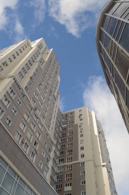 yüksek binaların mavi gökyüzü üzerinde görüş açısı düşük