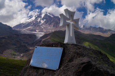 Kazbek. Zirve. Georgia 'nın en yüksek noktası. Gökyüzüne karşı bulutlu yüksek dağ.