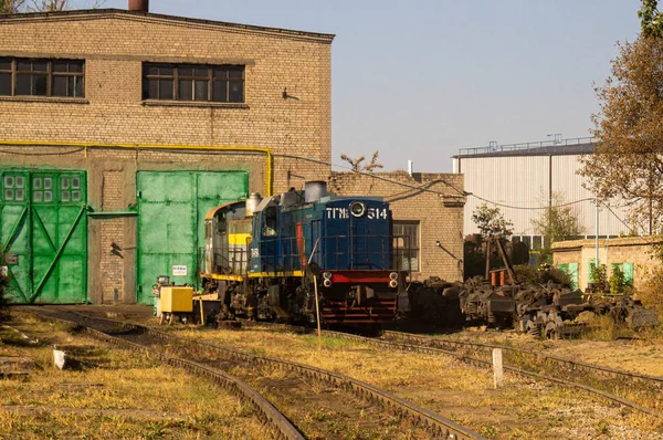 旧的柴油机机车在仓库里 生产和运输 铁路和火车 — 图库照片