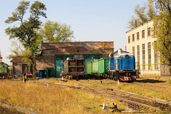 Régi Dízelmozdony Egy Raktárban Termelés Szállítás Vasút Vonatok — Stock Fotó