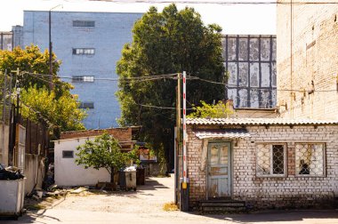 Fabrikanın bölgesindeki eski sanayi binaları ve yapılar. Tuğla duvarlar Bölgeye giriş