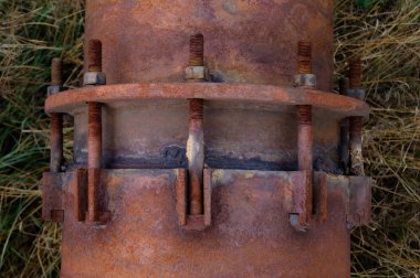 Boru hattındaki büyük çaplı boruların sürgülü bağlantısı. Eski boru hattı..