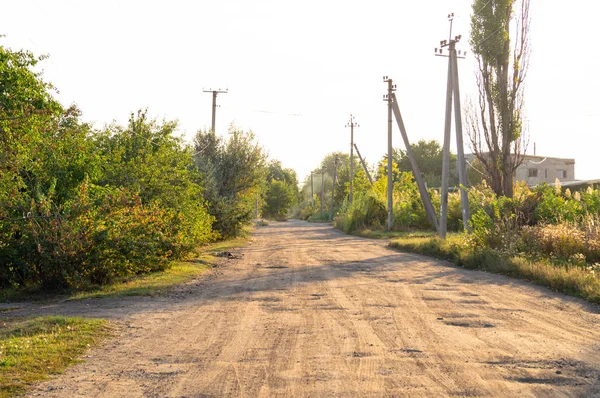 Dammiga Grusväg Landsbygdsvägen Kraftledning Längs Vägen — Stockfoto