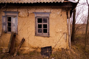Eski harabe köy evi. Pencere çerçevesi, kırık cam, soyulmuş boya..