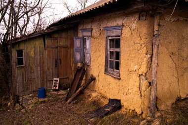 Eski harabe köy evi. Terk edilmiş kırsal bölge. Pencere çerçevesi, kırık cam, soyulmuş boya..