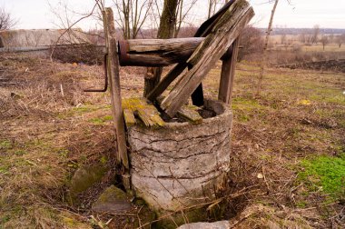 Eski, terk edilmiş ve iyi yok edilmiş. Köyde terk edilmiş bir kaynak var..