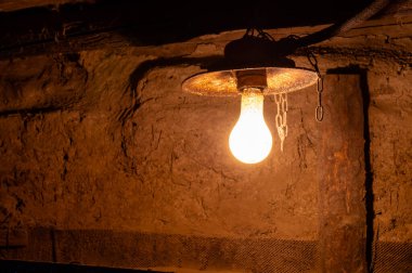 Eski bir evde parlak bir lamba. Klasik tavan lambası ve eski büyük lamba. Eski kırsal ahır.