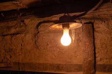 Eski bir evde parlak bir lamba. Klasik tavan lambası ve eski büyük lamba. Eski kırsal ahır.