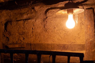 Eski bir evde parlak bir lamba. Klasik tavan lambası ve eski büyük lamba. Eski kırsal ahır.