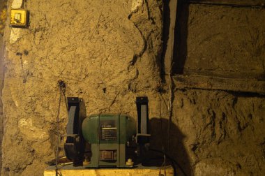 Eski kil kulübe, kil kaplamalı duvar. Eski atölye. Eski alet ve aletler. Köy atölyesi.