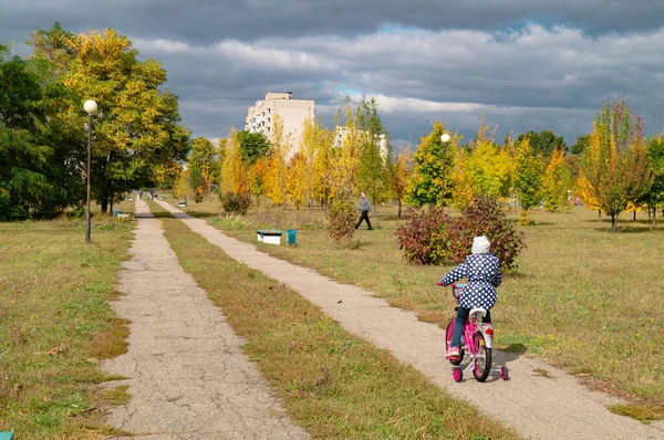 Zhovti Vody Dnipro Ukraine 2019 Ein Mädchen Auf Einem Rosafarbenen — Stockfoto